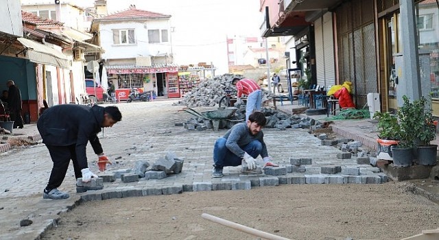 Burhaniyede Yol İyileştirme Çalışmaları Devam Ediyor