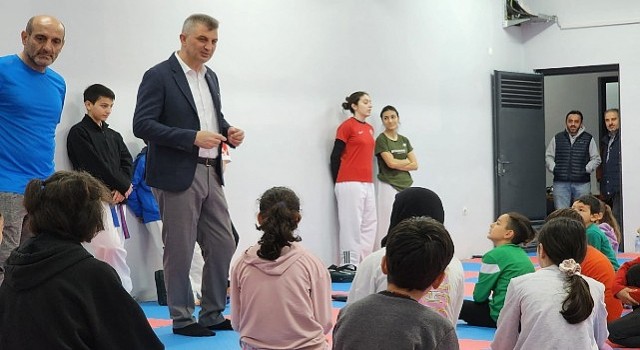 Gölcük Belediyesi tarafından tadilatı tamamlanarak yenilenen Düzağaç Kültür Merkeziinde taekwondo dersleri başladı