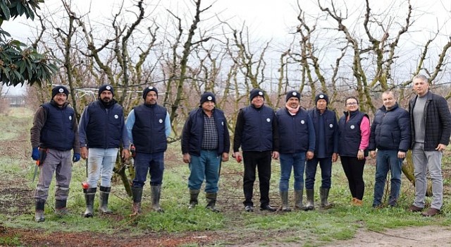 Kemalpaşada çiftçilik yapan vatandaşlara, Kemalpaşa Belediye Başkanı Rıdvan Karakayalı tarafından yelek ve bere hediye edildi