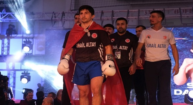 Kocaelide kick boks fırtınası esti;Dövüşçüler ringin tozunu attırdı