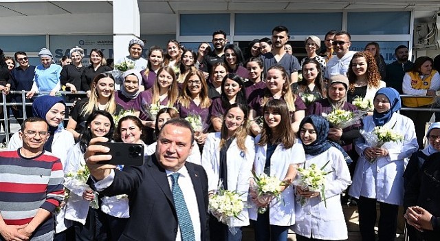 Başkan Böcek, sağlık çalışanlarının 14 Mart Tıp Bayramını kutladı