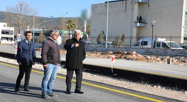 Başkan Gürün Menteşede Devam Eden Yol Çalışmasını İnceledi