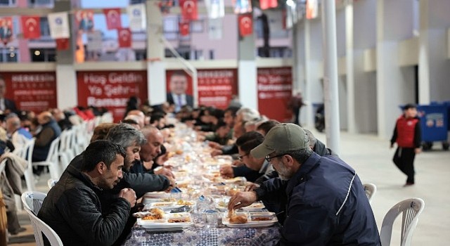 Büyükşehir Belediyesi Atatürk Spor Salonunda iftar sofrası kurdu