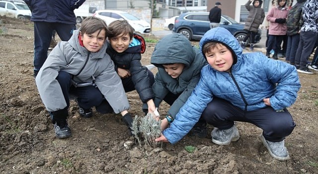 Çocuklar gelecek için fidan dikti