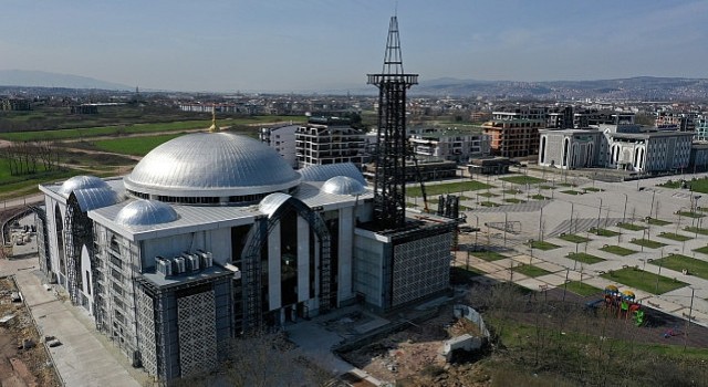 Kartepe Kent Meydanı Camiine çelik minare