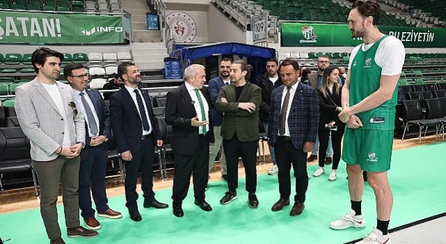 Şadi Özdemir Bursaspor Basketbol Takımını antrenmanda izledi