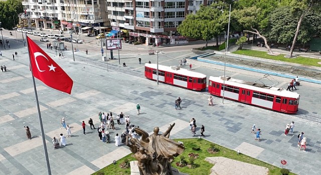 Antalya Büyükşehir Cumhuriyet Meydanındaki engelleri kaldırdı