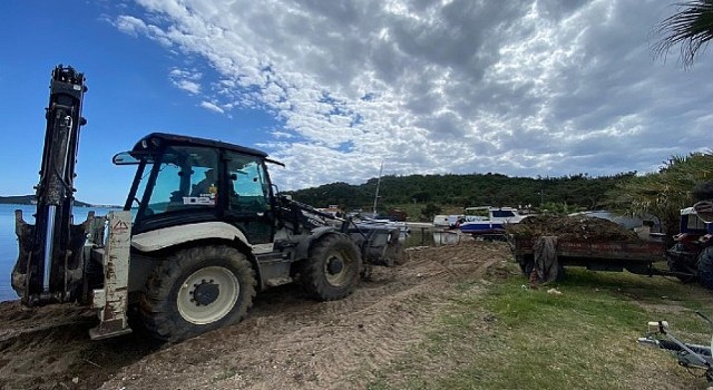 Ayvalık Belediyesi park ve bahçeler, temizlik ve fen işleri müdürlüklerine bağlı ekipler kent genelinde yaz sezonuna hazırlık çalışmalarını kesintisiz sürdürüyor