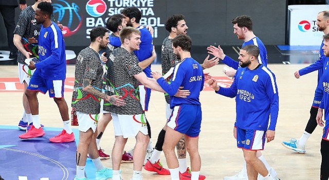 Basketbolseverler Anadolu Efes - Aliağa Petkimspor Maçına Bilet Yerine Kitap ile Girdi