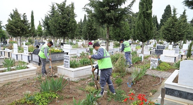 Burhaniye Belediyesi, yaklaşan Ramazan Bayramı dolayısıyla ilçede bulunan tüm mezarlıklarda bakım ve düzenleme çalışmalarında sona geldi