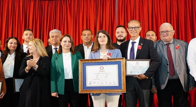 Çeşmenin ilk kadın başkanı Lal Denizli mazbatayı aldı