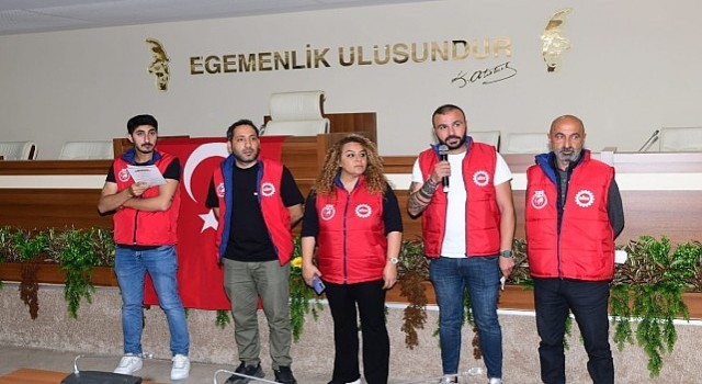 Karabağlar Belediye Başkanı Helil Kınay, DİSK Genel-İş 5 Nolu Şubenin 1 Mayıs açıklamasına katıldı