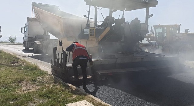 Üniversite Caddesine asfalt ve yaya kaldırımı