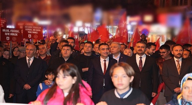 747. Türk Dil Bayramı ve Yunus Emreyi Anma Etkinlikleri kapsamında gerçekleştirilen fener alayı yürüyüşü büyük coşkuyla yapıldı