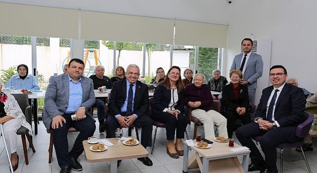 Başkan Şadi Özdemirden huzurevindeki annelere sürpriz ziyaret