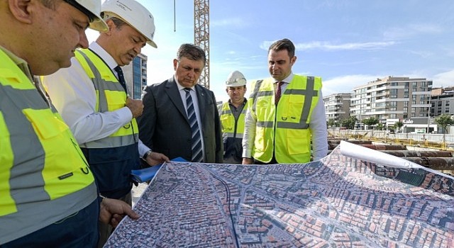 Başkan Tugay metro şantiyelerini inceledi Buca Metrosunda tünel kazıları ilerliyor