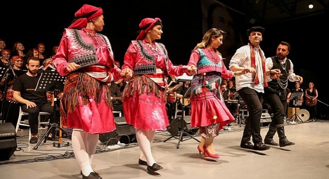 Bornovada Halk Dansları Festivali
