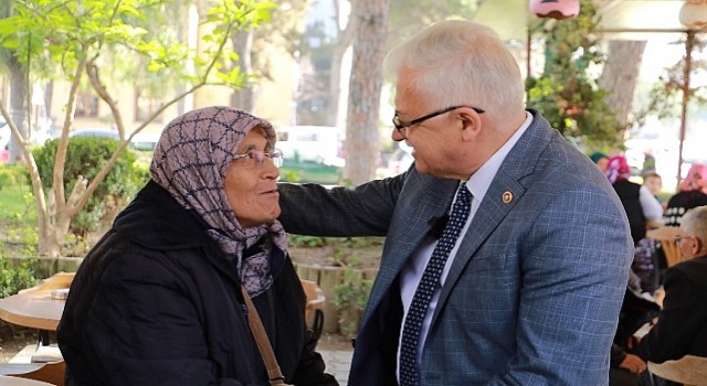 Burhaniye Belediye Başkanı Ali Kemal Deveciler, sosyal belediyecilik anlayışı ile yürüttüğü çalışmalara hız kesmeden devam ediyor