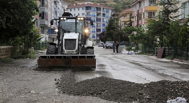 Çankaya Belediyesi, Ankara da etkili olan ve normalin üzerinde yağan yağmurun ardından ulaşımı engelleyen taş toprak yığınlarını temizledi