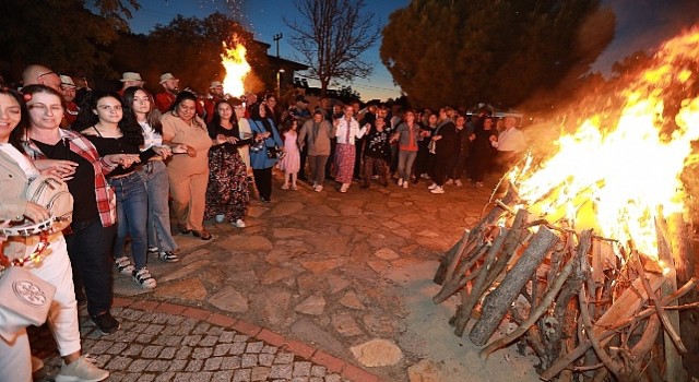 Efes Selçuk Hıdırellez coşkusunu İsabey Mahallesinde düzenlenen şenlikle yaşadı. Efes Selçuk Belediyesi tarafından düzenlenen şenlik coşku ve neşe içinde geçti