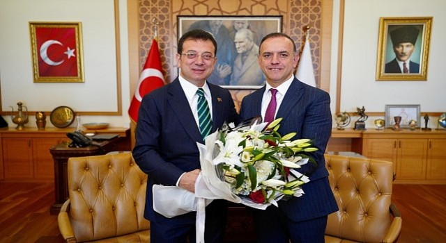 Ekrem İmamoğlu, Sancaktepe Belediye Başkanı Alper Yeğin&#39;i makamında tebrik etti