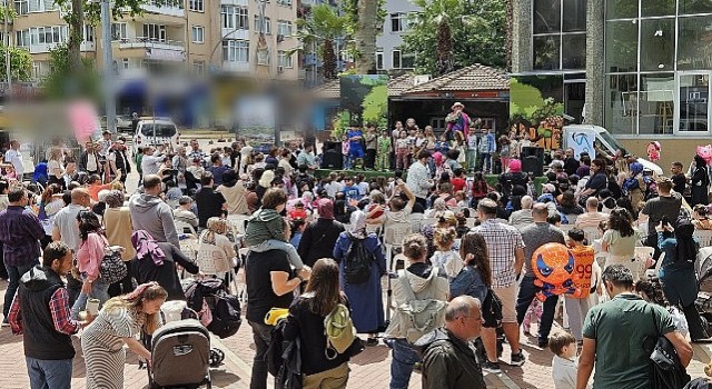 Gölcük Belediyesi kültür-sanat etkinlikleri kapsamında Değirmendere Çınarlık Meydanı&#39;nda düzenlenen Çocuk Şenliği yoğun ilgi gördü