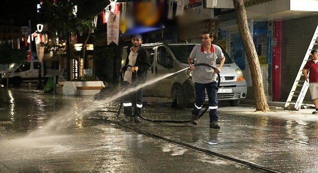 Karşıyaka Çarşısında dip bucak gece temizliği