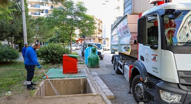 Karşıyaka da yüzlerce çöp konteyneri tek tek ilaçlanıyor