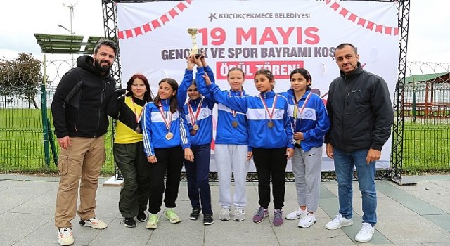 Küçükçekmece Belediyesi ve İlçe Milli Eğitim Müdürlüğü işbirliği ile okullar arası 19 Mayıs Gençlik ve Spor Bayramı kros yarışması düzenlendi