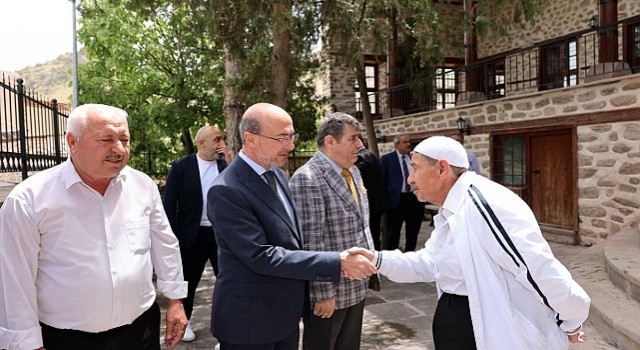 Selçuklu Belediye Başkanı Ahmet Pekyatırmacı namaz sonrasında vatandaşlarla hasbihal etti