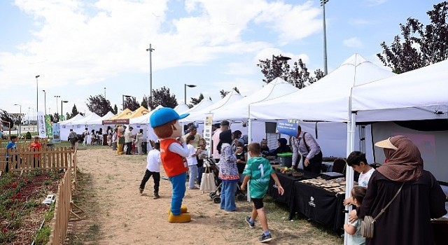 Selçuklu Belediyesi Konya Bilim Merkezinde düzenlenen SERAFEST etkinliğine katılarak kompost üretimi standında kompost üretimi hakkında vatandaşları bilgilendirdi