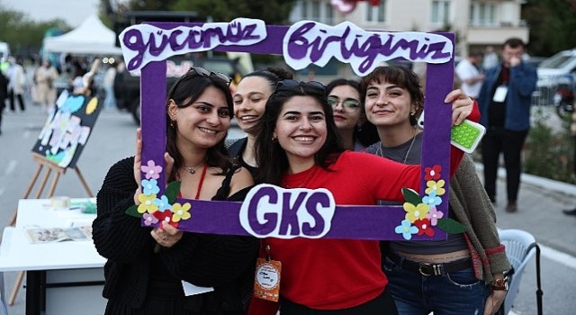 Üniversiteli gençler festivalde eğlenerek stres attı