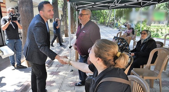 Bornova Belediye Başkanı Ömer Eşki, vergi ödemelerinin son gününde Mali İşler Müdürlüğü çalışanları ve vatandaşlarla bir araya geldi