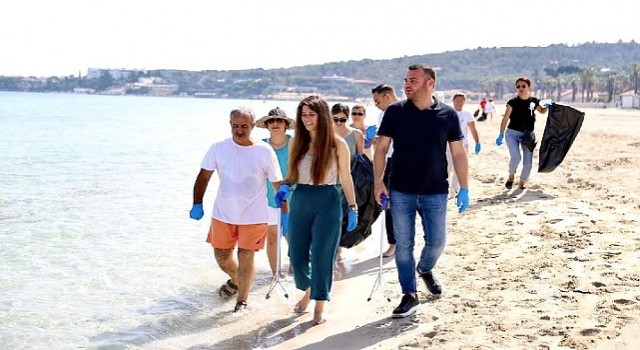 Çeşme Belediye Başkanı Lal Denizli, 5 Haziran Dünya Çevre Günü kapsamında Ilıca Halk Plajı ve Eşek Adasında düzenlenen kıyı temizliği etkinliğine katıldı