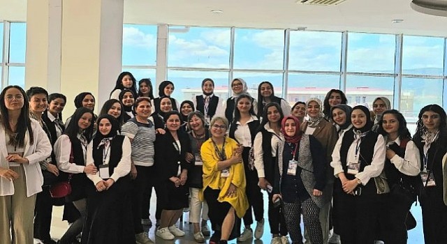 Egeli ebelerin Geçmişten Günümüze Ebelik Formaları Sergisi sosyal medyada büyük beğeni aldı