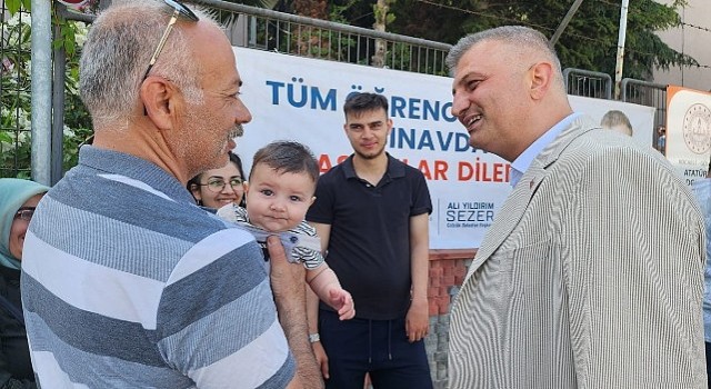 Gölcük Belediye Başkanı Ali Yıldırım Sezer, YKSye giren öğrencileri sınava girdikleri okul önünde ziyaret ederek heyecanlarını paylaşıp başarılar diledi