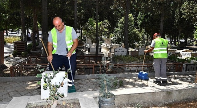 İzmir de bayram öncesi mezarlıklar için özel bakım