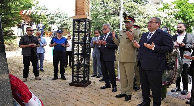 Keçiören Belediye Başkanı Dr. Mesut Özarslanın ev sahipliğinde Keçiörendeki Peşaver Şehitleri Anıtını ziyaret etti