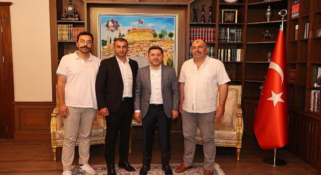 Nevşehir Belediye Başkanı Rasim Arı, kendisine &apos;hayırlı olsun ziyaretinde bulunan siyasi parti ve sivil toplum örgütü temsilcileri ile iş insanları ve vatandaşları konuk etti