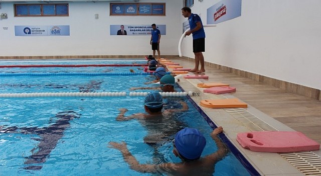 Antalya Büyükşehir Belediyesinin yaz spor kurslarına yoğun ilgi var