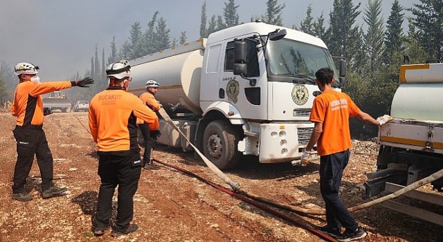 Buca Belediyesi ekipleri Başkan Dumanın yönetiminde sabaha kadar yangına müdahale etti