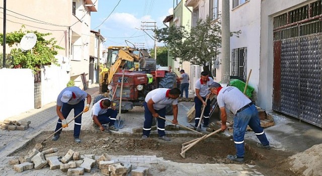 Burhaniye Belediyesi Fen İşleri Müdürlüğü ekipleri, ilçe genelinde yol çalışmalarına aralıksız devam ediyor