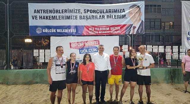 Gölcük Belediyesinin yaz spor etkinlikleri kapsamında düzenlediği Plaj Voleybolu Turnuvası, çekişmeli mücadelelere sahne olan final müsabakalarının ardından son erdi