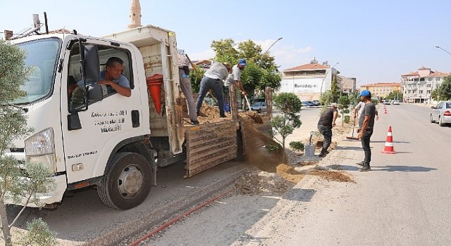 Karaman Belediyesi, Zeytin Dalı Bulvarının valilik kısmında trafik güvenliğini ve akışını rahatlatmak için orta refüj düzenlemesi yapıyor