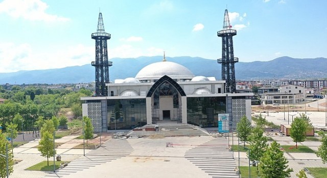 Kartepe Kent Meydanı Camiinde hummalı çalışma