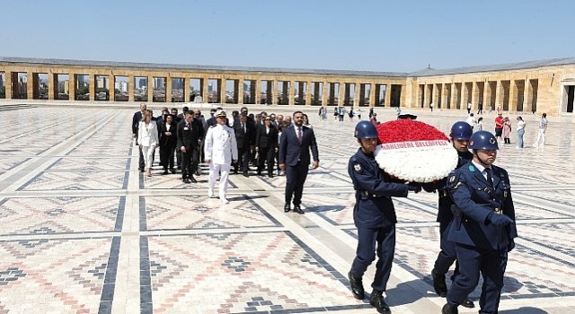 Narlıdere Belediye Başkanı Erman Uzun, Başkan Yardımcıları, Meclis Üyeleri ve CHP Narlıdere İlçe Örgütü ile birlikte Anıtkabir&#39;e giderek Ata&#39;nın huzuruna çıktı