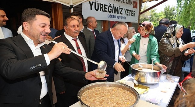 Nevşehir Belediye Başkanı Rasim Arı, Görmeyenler Kültür ve Birleşme Derneği (GÖR-BİR) tarafından düzenlenen aşure dağıtım programına katıldı