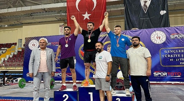 Nevşehir Belediyesi sporcusu Serdar Benli, Gençler Kulüpler Türkiye Halter Şampiyonasında toplamda 268 kg kaldırarak Türkiye üçüncüsü olmayı başardı