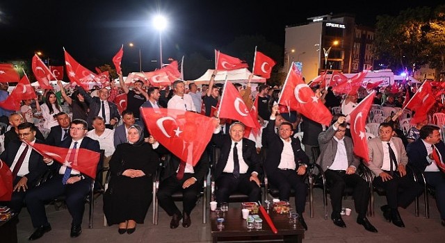 Nevşehirliler 15 Temmuz Demokrasi ve Milli Birlik Gününün yıldönümünde 8 yıl önce olduğu gibi yine meydanlarda aynı ruh ve heyecanla bir araya geldi