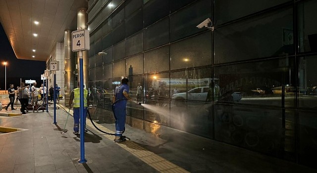 Aydın Büyükşehir Belediyesi, Aydın Şehirler Arası Otobüs Terminalinde gerçekleştirdiği rutin temizlik çalışmalarını sürdürüyor